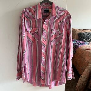 Vintage men’s Wrangler pearl snap shirt.